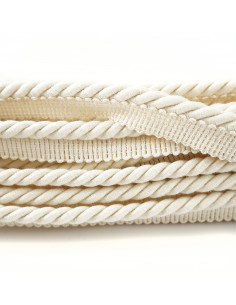 Sznurek ozdobny matowy z wypustką 8 mm ecru KM13801